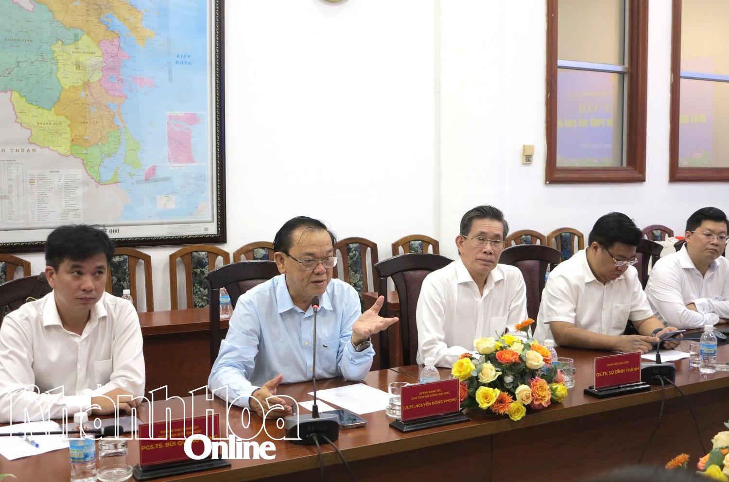 Giáo sư, Tiến sĩ Nguyễn Đông Phong phát biểu tại buổi làm việc.