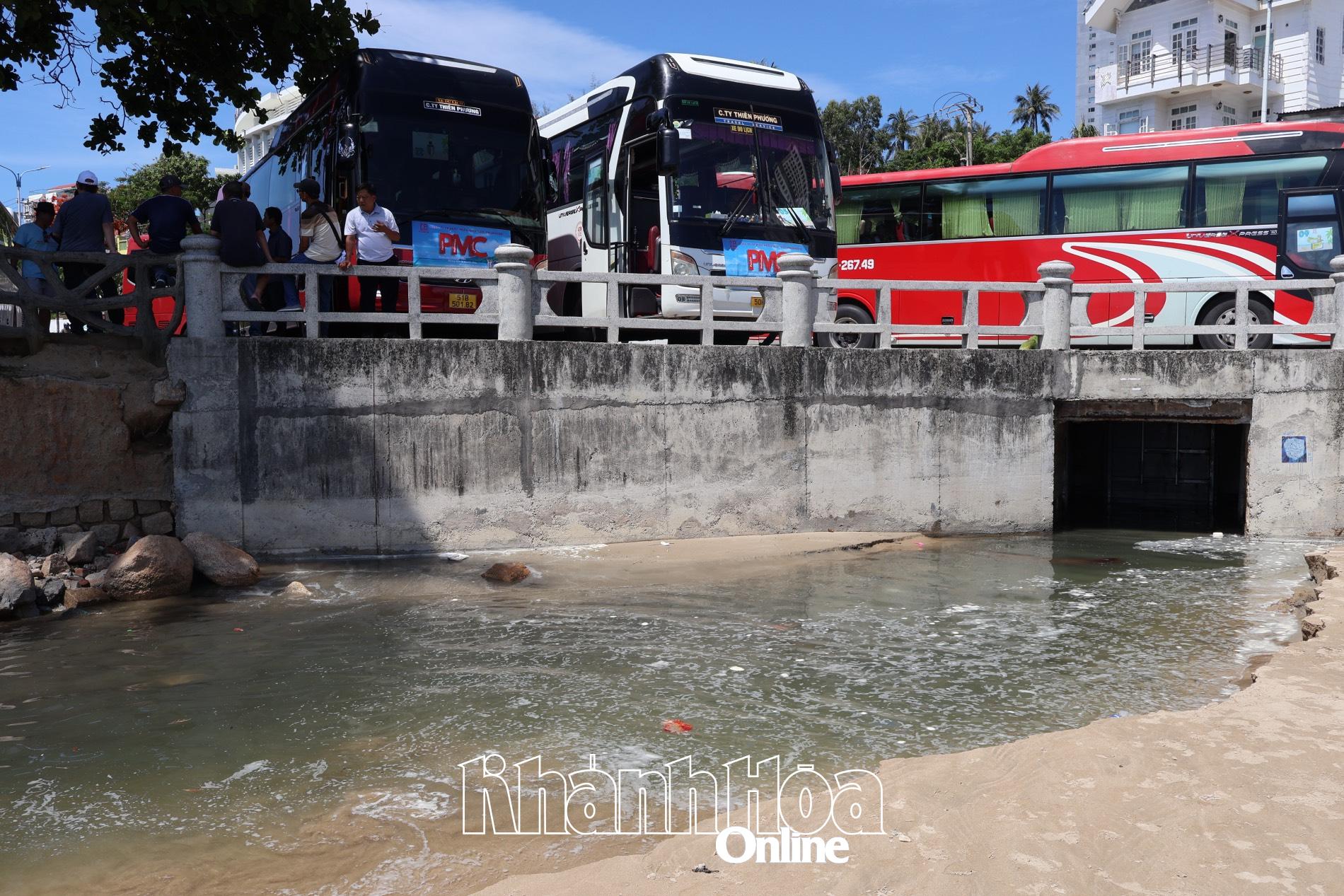 Đã xử lý tình trạng nước bẩn từ trạm bơm Đặng Tất chảy ra vịnh Nha Trang