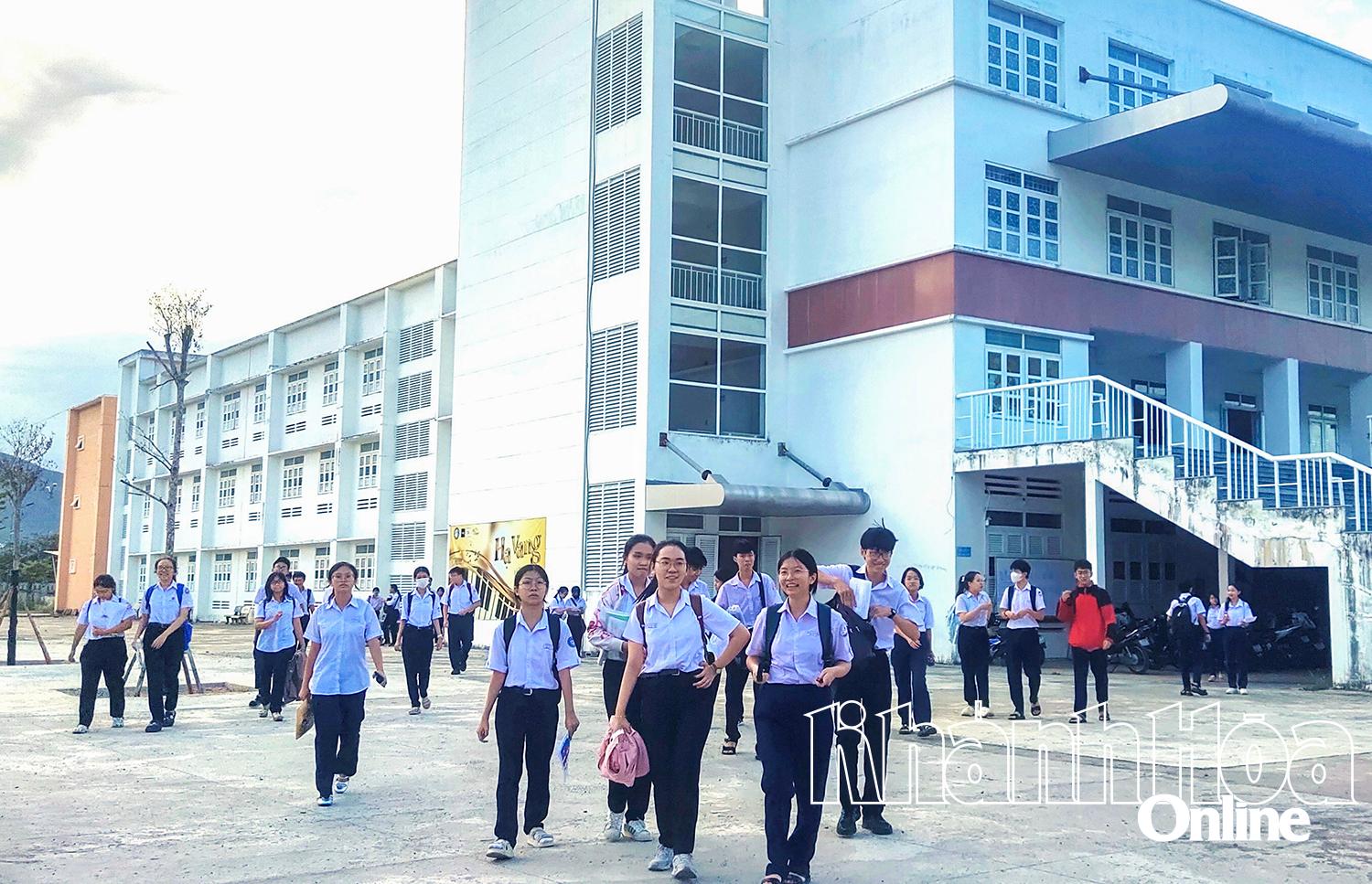 Các thí sinh sau buổi thi môn chuyên.