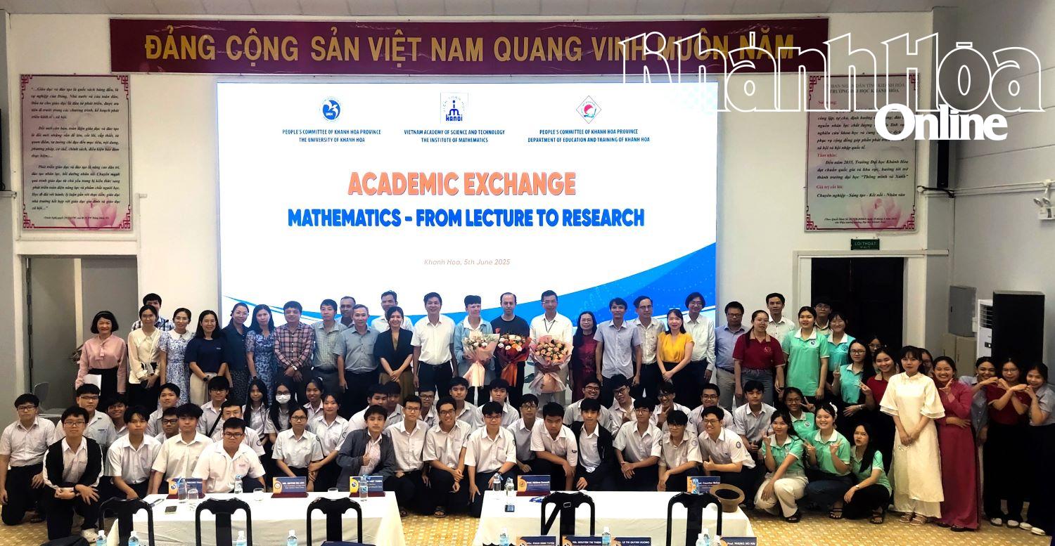 Giao lưu Toán học tại Trường Đại học Khánh Hòa
