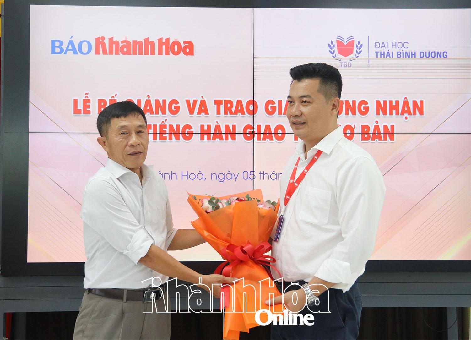 Bế giảng lớp tiếng Hàn giao tiếp cơ bản tại Báo Khánh Hòa