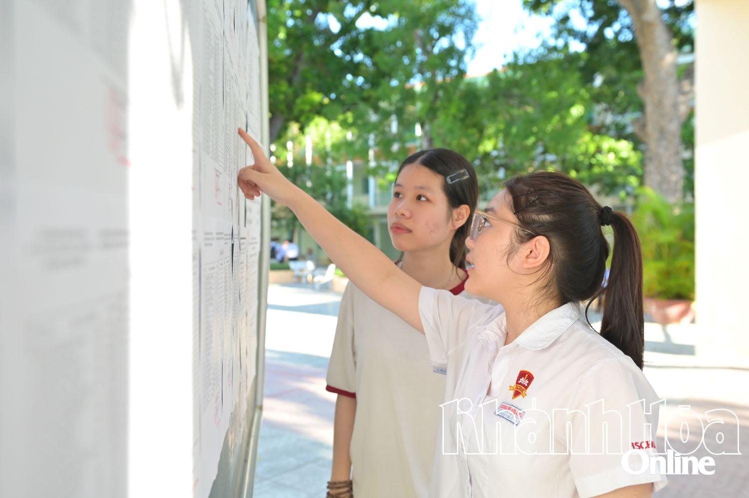 Tra cứu tên, phòng thi trước khi vào thi. Ảnh: Vĩnh Thành.  